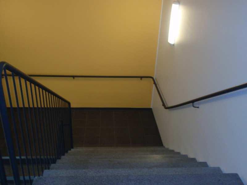 Esteettömyyden suositusten mukaisesti portaan nousu saisi olla korkeintaan 160mm, mutta portaiden nousu ei vaihtele vaan pysyy samana, joten tämä ei välttämättä vaadi toimenpiteitä.