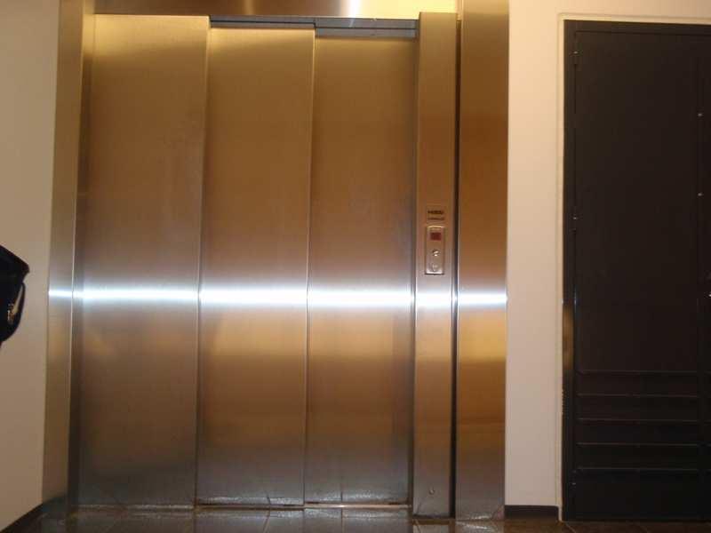 Opasteet hisseille olisi hyvä lisätä myös 1400-1600mm:n korkeudelle kerroksiin.