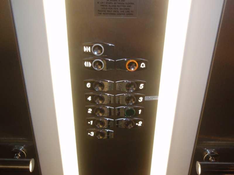 Hissin kutsupainike ei erotu taustastaan riittävästi. Hissin kerrospainikkeet ovat 1250mm:n korkeudella pystyrivissä.