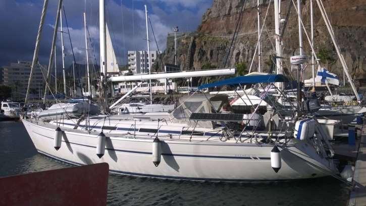 Bimini ja sprayhood Bimini ja sprayhood ovat uusimiskunnossa,
