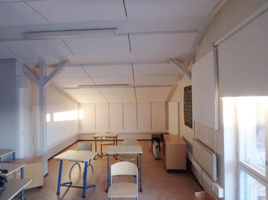 Kuva 26. Ullakkokerrokseen rakennettuun tilaan 409 tehty sisäpuolinen lisälämmöneritys. Ikkunarakenteen kohdalla kipsilevyt on asennettu suoraan tiilimuuraukseen.
