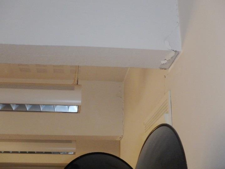 6 KANTAVAT VÄLISEINÄT JA KANTAVIEN RAKENTEIDEN VISUAALINEN ARVIOINTI 6.1 RAKENTEET Kantavat väliseinät 420-600 mm, tiili Tiilimuuraukset alkavat alemman betonilaatan päältä Kuva 29.