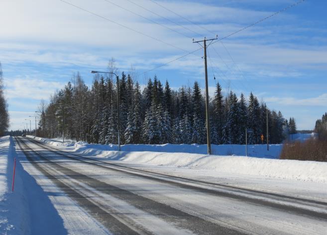 seen nykyisen radan itäpuolella. Geoteknisillä selvityksillä varmistetaan, että hanke ei haittaa radan stabiliteettia tai perustuksia.
