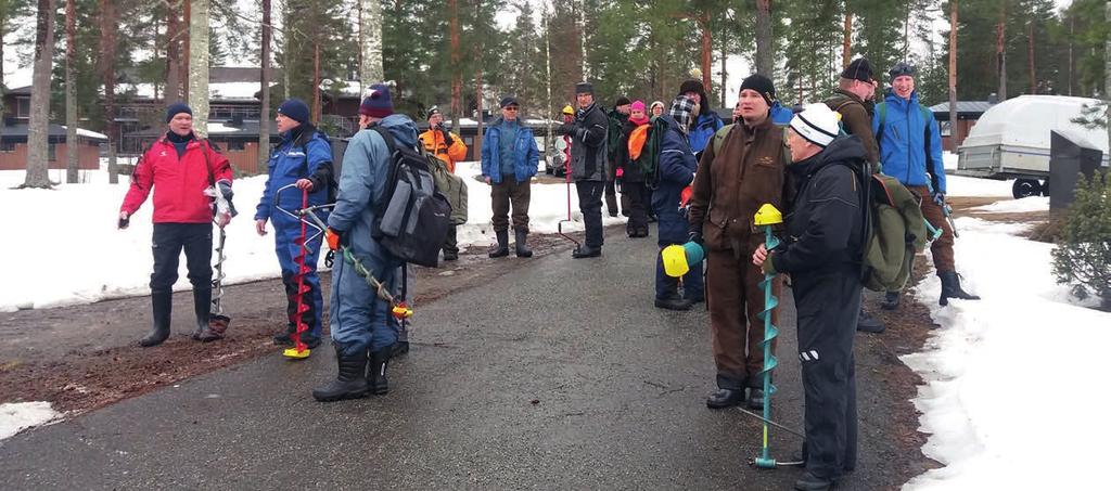 6 JOENSUUN VESI - Vuosikertomus 2016 Henkilöstö Joensuun Veden palveluksessa oli kertomusvuoden lopussa 46 henkilöä vakituisessa ja neljä henkilöä määräaikaisessa työsuhteessa sekä yksi