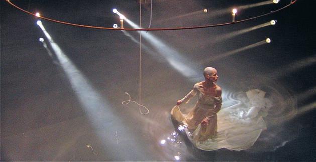 Teatteri, tanssi, sirkus ja performanssi Abduction of Europe Visuaalista vesileikkiä.