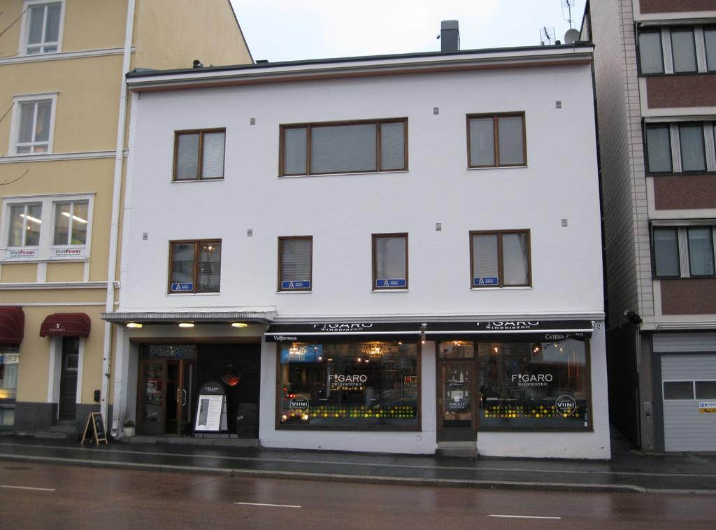 Rikosuhripäivystys Rikosuhripäivystys eli RIKU-työ on tukihenkilötoimintaa, jossa Mobilen pitkän linjan vapaaehtoiset työntekijät ovat henkisenä tukena rikoksen uhreille oikeusprosessin aikana.