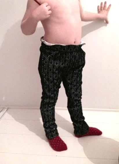 Alaosat puolestaan olivat kaikki reilusti liian pitkiä. Raglansauman kohtaa muokattiin lapsisarjan yläosassa, mutta bodyssa sauma koettiin heti hyväksi.