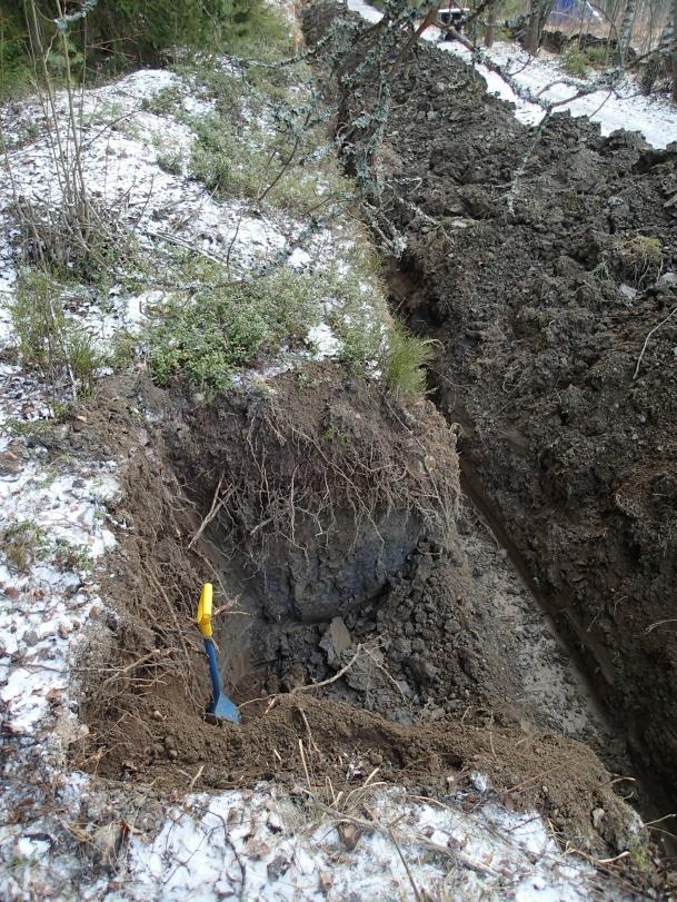 uutta tolpan uutta harusta varten kuoppa. Sen laajuus oli 1,2 x 1,0 m ja syvyys alkuperäisestä maanpinnasta mitattuna 80 cm.