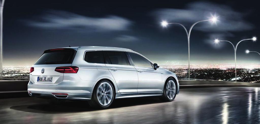 02 01 02 Passat Variant varustettuna R-ine-ulkonäköpaketilla korostaa urheilullista ilmettä takaspoilerilla ja R-muotoillulla takapuskurilla.