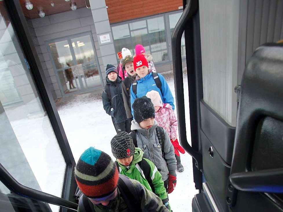 Koulukyyti on yhteistyötä ja päivittäistä liikennekasvatusta oppilaille Oppilaiden kanssa sovitaan kuljetuskauden alussa pelisäännöt, joita