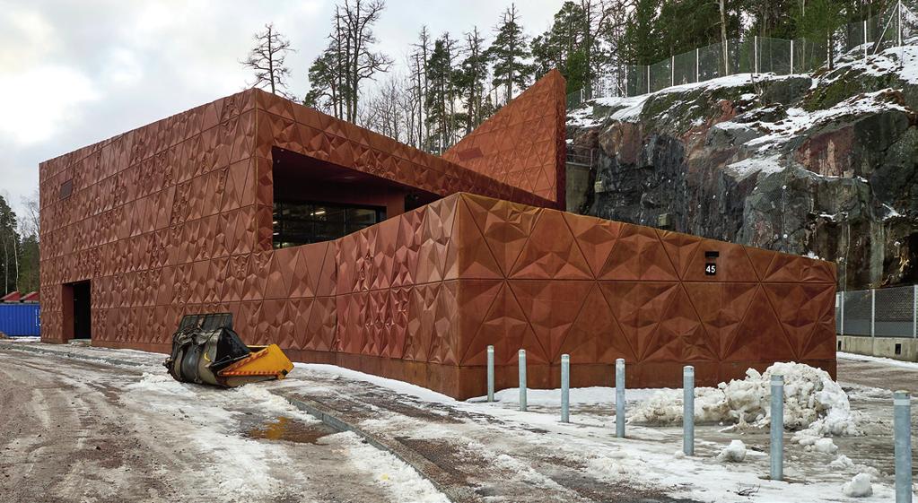 Timo Kiukkola 7 7 Kruunuvuorenrannan koonta-asema. Betonijulkisivujen pinnanmuotojen sommitelma mukailee ikäänkuin kalliopintojen jäkälien kasvaessaan muodostamaa orgaanista kuviota.