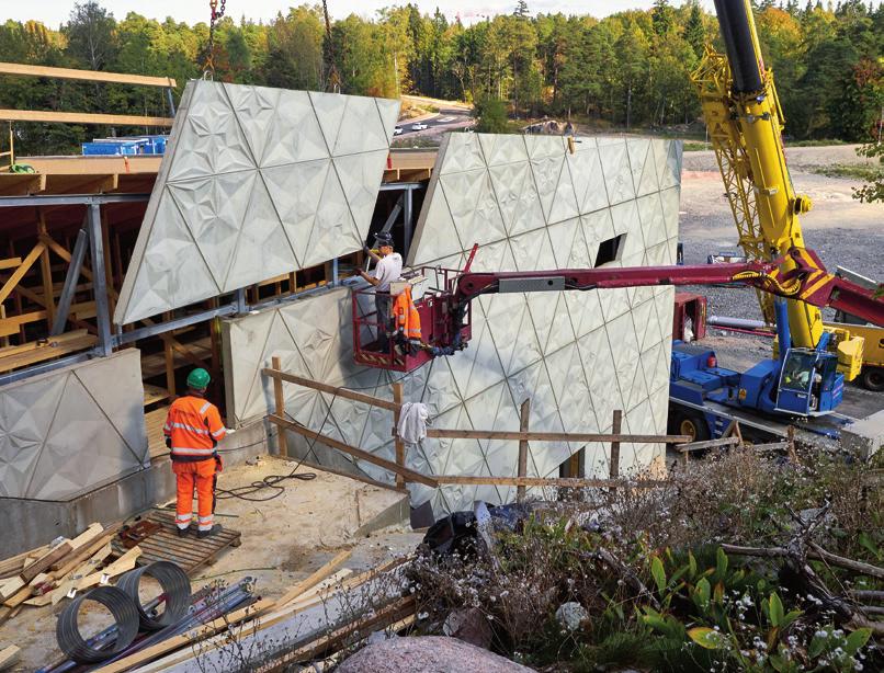 Kolmiulotteiset betonipinnat tulevat Timo Kiukkola 9 9 Kruunuvuorenrannan koonta-aseman julkisivu- pinta jatkuu yhtenäisenä kulman