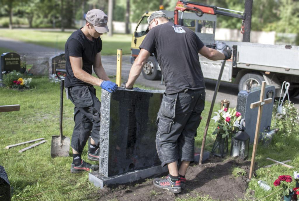 Hoidamme myös lupa-asiat hautausmaan henkilökunnan