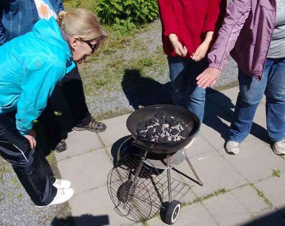 5 Hyvän mielen asukastupa Marttilassa PUFFEJA STUDIO REETTA MURANEN Kerrostaloalueen asukkaat kahvittelevat ja harrastavat yhdessä.