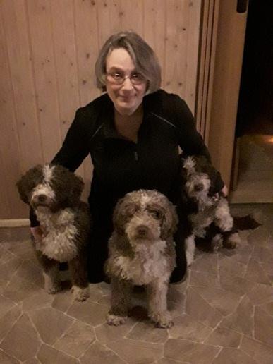 kanssa. Lisäksi perheessämme on yksi musta mittelspitz, Dia (Mustapaimenen Oliver). Toivotan kaikille jäsenille mukavaa vuotta 2017. jenna behm Olen Jenna Behm Lahdesta.