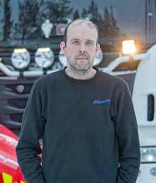 Lähestymme jyrkkää ylämäkeä, ja Micke Forseliuksen Scania R560:n automaattivaihteisto vaihtaa pari pykälää pienemmälle samalla, kun V8-moottori murisee vakuuttavasti.