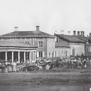 Keskustori, silloinen Kirkkotori, vuonna 1868: vasemmalla Pilaripuodit nykyisen