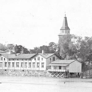 Raatihuone ja Sandbergin talo 1890-1891. (kuva: Vapriikin kuva-arkisto).