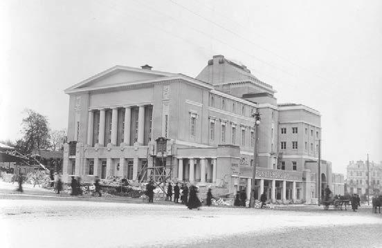 Molemmat toteutettiin arkkitehtikilpailujen perusteella, mutta suunnittelmat muuttuivat kilpailuvaiheiden jälkeen hieman. Teatteri valmistui vuonna 1913 ja sen suunnittelivat arkkitehdit Kauno S.