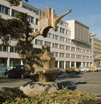 2.10 Talouskasvu ja hyvinvointivaltio 1950 1970-luvut Sotakorvaukset saatiin maksettua vuonna 1952, minkä jälkeen talous lähti vahvaan kasvuun. Ihmiset alkoivat muuttaa kaupunkeihin työn perässä.
