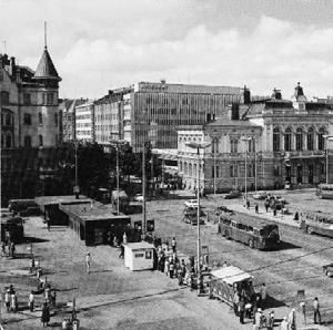 Kuvat vasemmalta oikealle: Keskustorin uudistustöitä vuonna 1998 (kuva: Raija Grahn, Vapriikin kuva-arkisto). Postikortti Keskustorista.