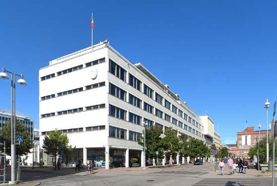 Samalle tontille sijoitettiin myös Kauppa-Hämeen talo, joka sijoittuu Raatihuoneen taakse Kauppakadun ja Hämeenkadun väliin.