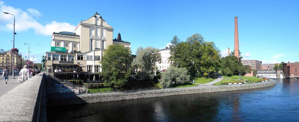 Puistossa ja teatteritalossa näkyy useita