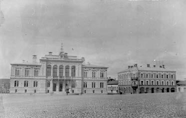 1880-luvun alussa Tampere sai vesijohtosysteemin, jonka myötä 3-kerroksisten kerrostalojen rakentaminen mahdollistui. Suihkukaivo on vuodelta 1884 ja toteutettiin vesijohdon yhteydessä.