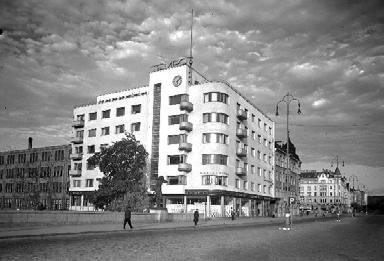 Tempon talon tieltä purettiin Sumeliuksen palatsi. Tempon talo n. vuonna 1938 48 (kuva: E. M. Staf, Vapriikin kuva-arkisto).