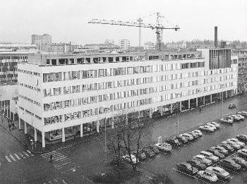 - Teollisuus alkoi lähteä koko Suomesta 1970-luvulla. Laikunlava entisen Pannuhuoneen edessä Kirjastonpuistossa.