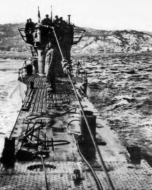 U-959 lähdössä satamasta Jäämeren-partiomatkalle. Sukellusvene upposi 2.
