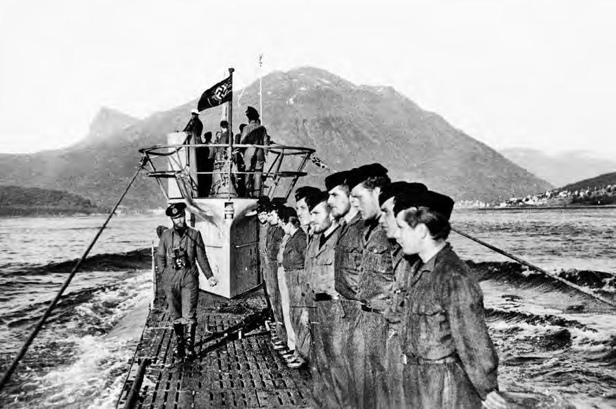 Tyypin VIIC sukellusvene lähestyy Narvikia.