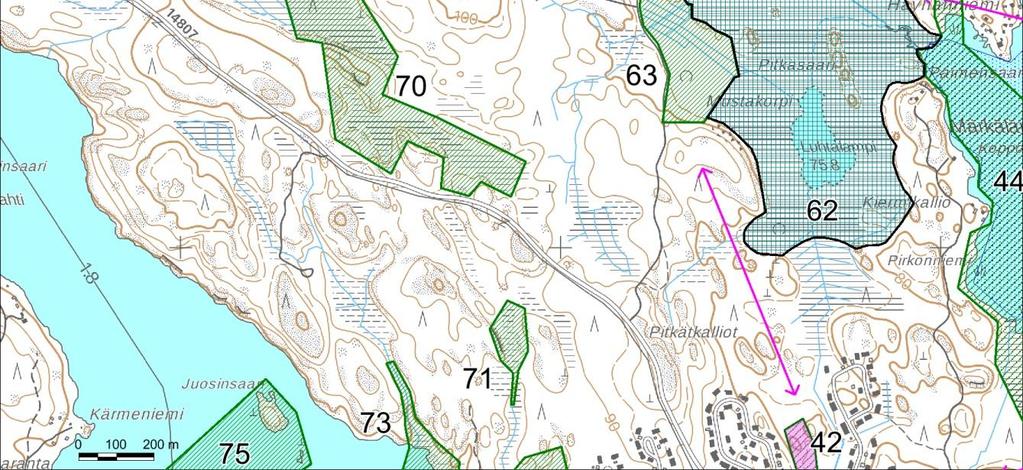 Noroa reunusti varttunut kuusimetsä ja lahopuustoinen korpi, jossa kasvaa metsäkortetta sekä metsä- ja korpi-imarretta ja noron reunoilla rentukkaa.