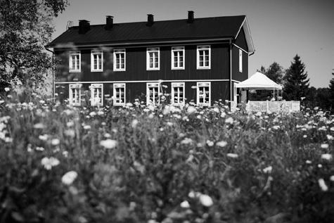 " Hotellin irti arjesta paketeissa teemoja koko kesäksi ohjelmaa klubeista teatteriin ja herkuttelusta golfiin Klubit Krapin Pajassa Juhannustanssit Aatto on Juhlista jaloin ja muut kesän Klubit