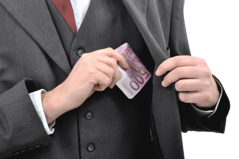 6 KrLL 1/2017 DEPOSITPHOTOS Korruptio on tappava tauti Every euro lost to fraud or corruption means that someone, somewhere is not getting the treatment that they need.
