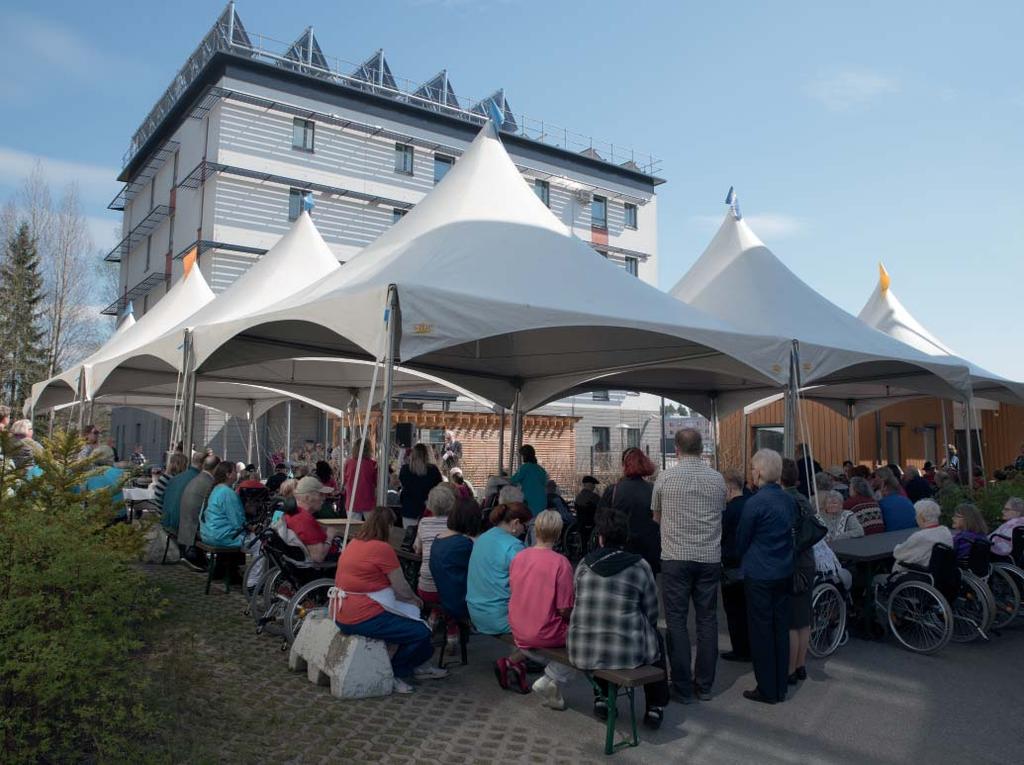 Jampankaaren palv ASUMINEN // Teksti ja kuvat: Janne Lahti Jampaankaaren palvelupihan avajaisia vietettiin kevään ensimmäisenä hellepäivänä 19. toukokuuta.