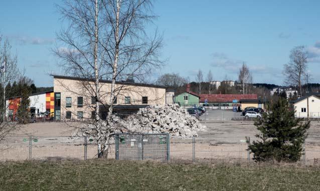 Tontilla sijainneet vanhat rakennukset on purettu. Purettu betoni viedään lähiaikoina käsiteltäväksi Kouvolaan.