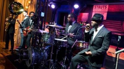 9 Kuvio 3. The Roots Late Night with Jimmy Fallon -tv-ohjelmassa. 4 BIOGRAFIA Tässä luvussa kerron Ahmir?