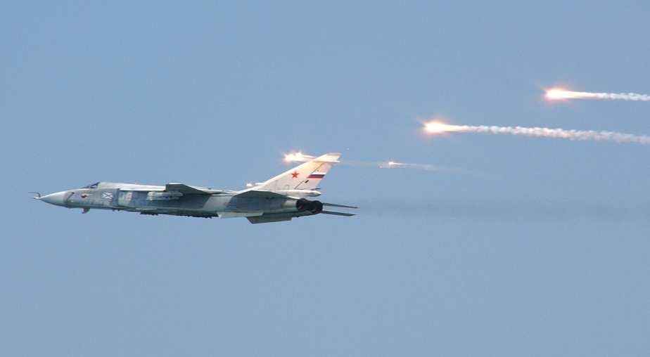 28 Kuva 10: SU-24 rynnäkkökone laukaissut soihtuja. [28] 3.1.6 SPO-15 -tutkavaroitin SPO-15 Sirena-3 on rynnäkkökoneissa alkuperäisissä SU-24 ja SU-25 käytetty tutkavaroitin.