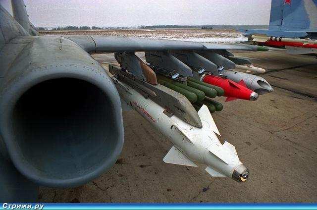 46 Alkuperäinen SU-25 rynnäkkökone ei mahdollista toimimista pilvestä tai huonoissa sääolosuhteissa, koska siinä ei ole tutkaa. SU-25T versiolla kyetään toimimaan rajoitetusti näissä olosuhteissa.