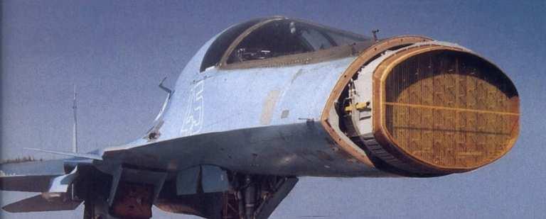 52 SU-34 koneen pääsensori on Leninetsin valmistama B-004 tutka (joissain lähteissä tutka on nimetty W004). B-004 tutka mahdollistaa niin AA- kuin myös AG-toiminnan.