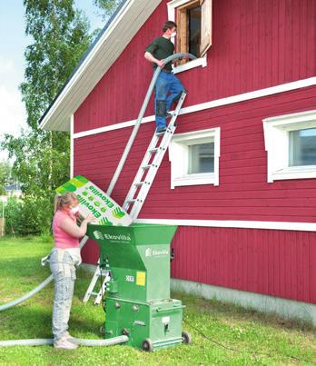 Ekovilla ohjeistaa etukäteen ja neuvoo tarvittaessa myös paikan päällä. Ekovilla-ammattilainen eristää kaltevat rakennusosat lämpimiksi ja tiiviiksi erityisellä ontelopuhallusmenetelmällä.