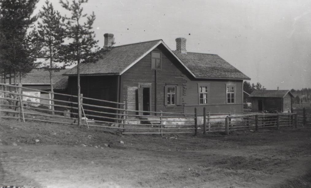 7 Osuuskaupan myymälä Kompakalle perustettiin vuonna 1914 ja Oma-Avun ja Pekka Kankaanrinnan kaupat 1910-luvun lopulla.