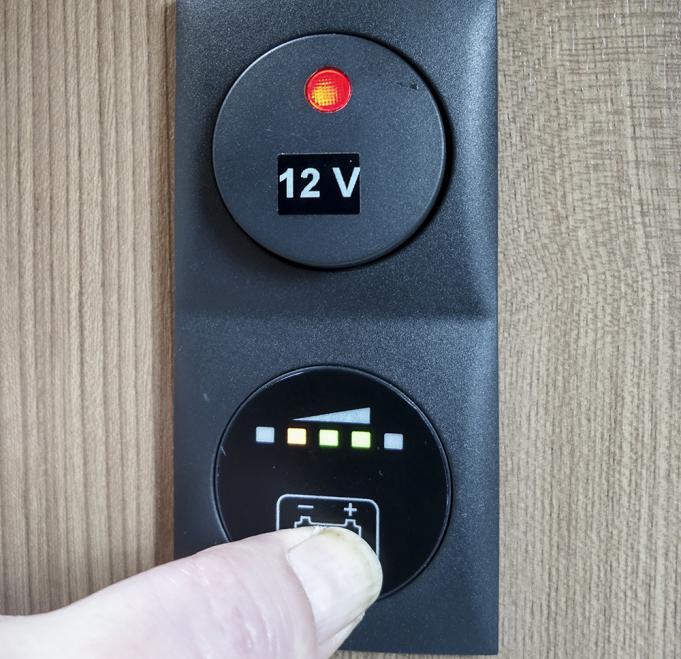 Jos autossasi on 13-napainen pistoke, niin autosi lataa vaunun akkua myös ajon aikana.