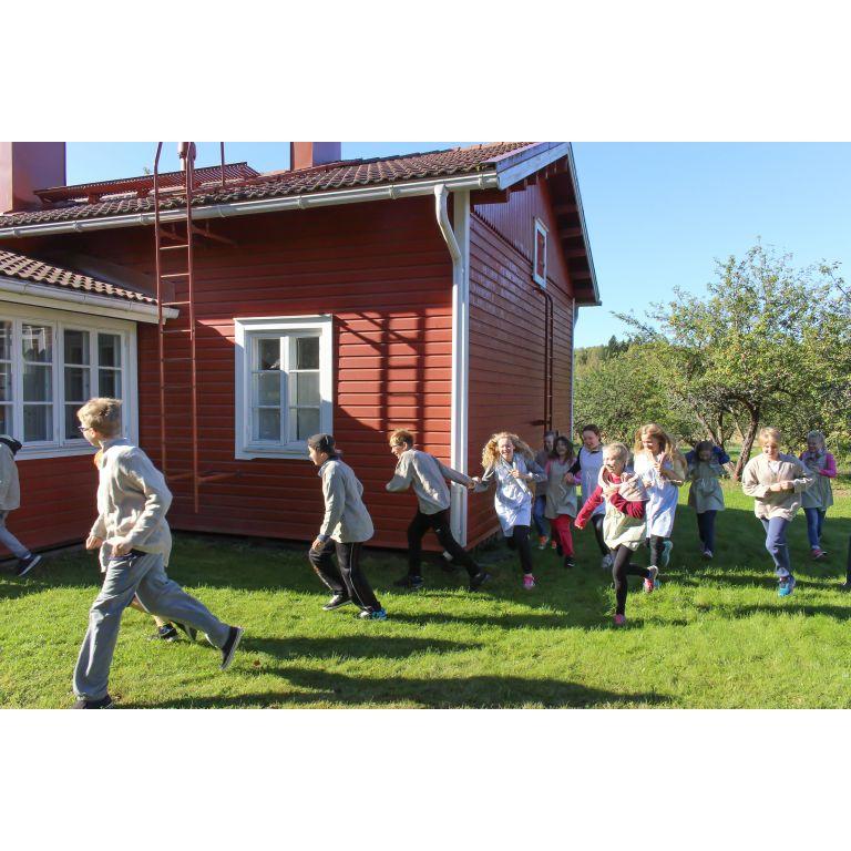 Leirikoulut Leirikoulu voi olla vuorokauden tai vaikkapa viikon mittainen seikkailu, josta koko porukka nauttii.