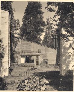 Kuva 3. Alvar Aallon Koetalon (1953 ) atrium-piha. Glauco Gresleri kertoo tapaamisen koetalolla sujuneen iloisissa merkeissä.