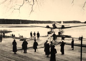 Kuva 14. Alvar ja Aino (s. Marsio) tekivät häämatkansa Italiaan syksyllä 1924 aikakauden futuristiseen tapaan vesitasolla. Vesitaso lähdössä Katajanokan rannasta.