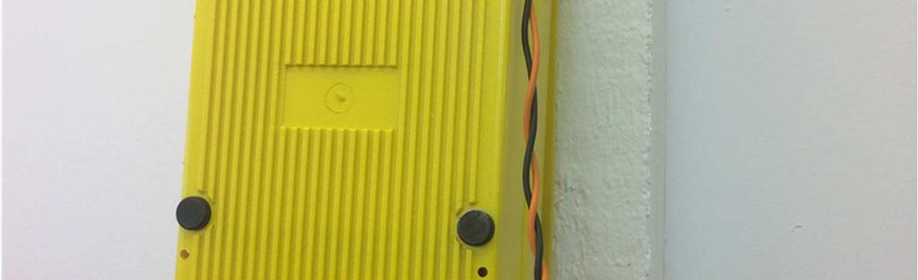Akkuvarmennettujen LED-valaisimien valaistuskaapeli asennetaan katon pintaan