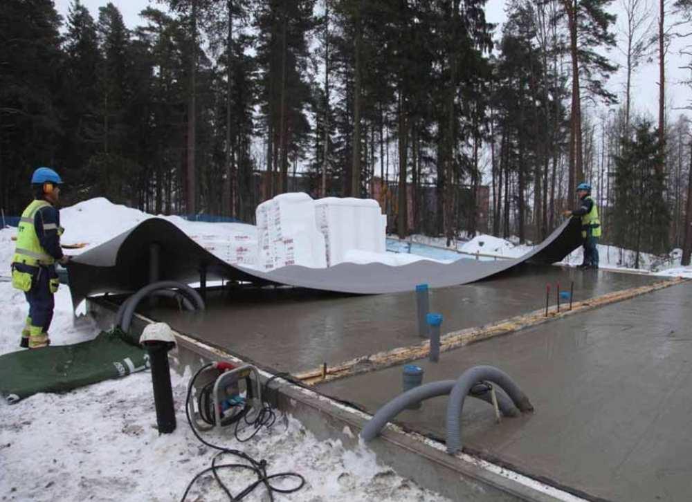 28 Kuva 21. Valun suojaaminen eristeellä. Kuva: Pistesarja Oy. Heikki Hämäläinen. 3.5.1 Lämmitys Lämmityksellä turvataan rakenteen lujuudenkehitystä.