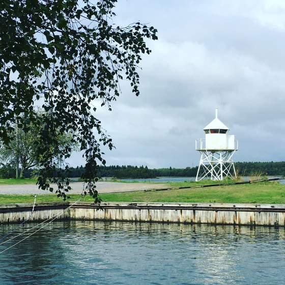 REPOSAARI Vahvuudet, mahdollisuudet, uhat a) vahvuudet - värikäs historia - kauniit maisemat ja miljöö - yhteisöllisyys - hyvät palvelut - puhdas ilma ja melu- ja valosaasteen vähyys - hyvät